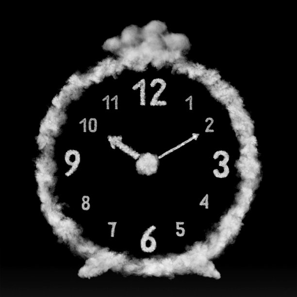 这个闹钟是由黑色背景上的白云做成的。图片下载