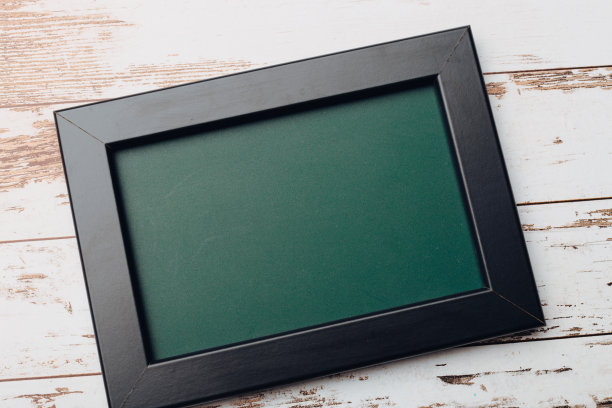 干净的老式粉笔板在木桌上。俯视图图片下载