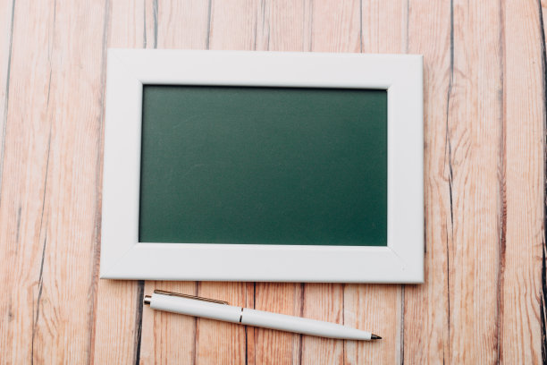 干净的老式粉笔板在木桌上。俯视图图片下载