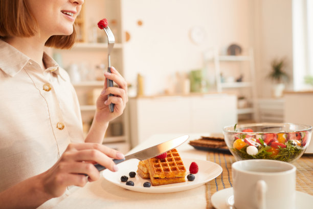 在厨房享用甜点的女人图片下载