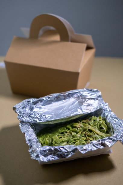 外卖意大利菜。食品配送的概念。美味的香蒜沙司意面午餐盒图片下载