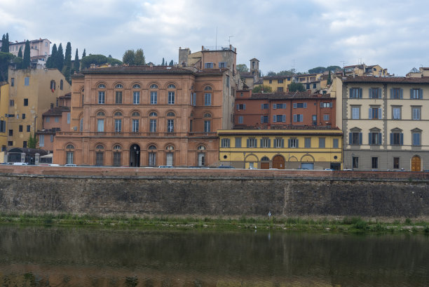 2018年10月佛罗伦萨Ponte Vecchio附近的房屋。图片下载