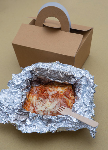 外卖意大利菜。食品配送的概念。美味的肉千层面午餐盒。食物去图片下载