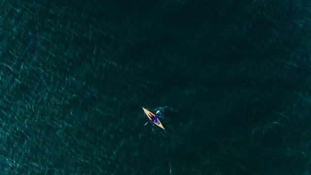 人们在海上划皮艇的鸟瞰图图片下载