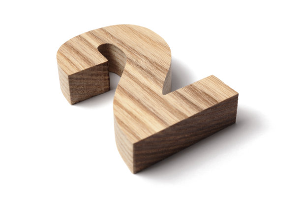 倾斜的木质数字2在白色的背景图片下载