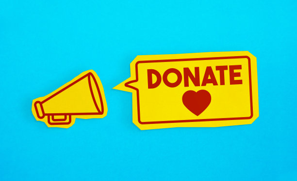 在剪开的黄色纸上画着扩音器，发出“捐赠”的公告。图片下载