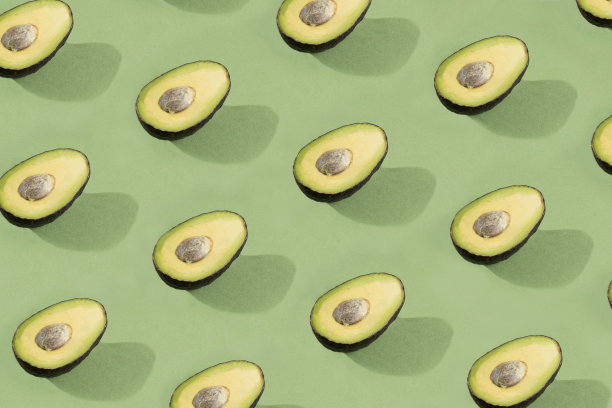 绿色背景上的鳄梨图案。图片下载