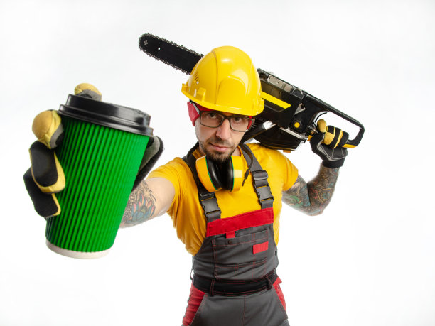 一个穿着防护服，白底上放着电锯的人图片下载