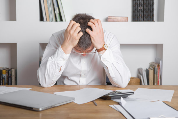 悲伤的经理收到解雇通知，坐在工作场所拿着笔记本电脑和财务文件，员工收到坏消息的信，企业家因商业失败或公司破产而沮丧图片下载