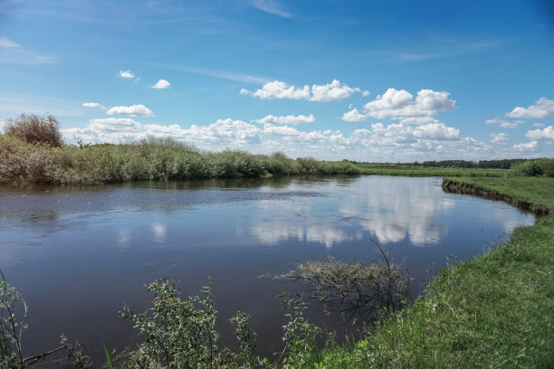 美丽的春江在大自然中流淌。早晨和晚上的风景五彩缤纷。去世界上荒芜的地方旅行。设计素材照片图片下载