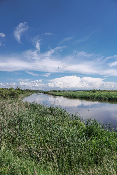 美丽的春江在大自然中流淌。早晨和晚上的风景五彩缤纷。去世界上荒芜的地方旅行。设计素材照片图片下载