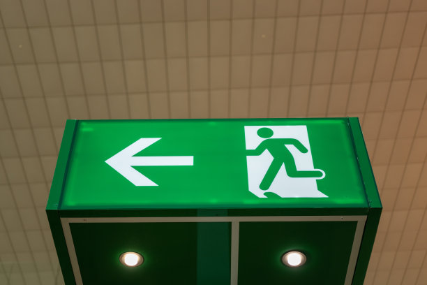 绿色紧急出口标志，指示逃生路线。图片下载