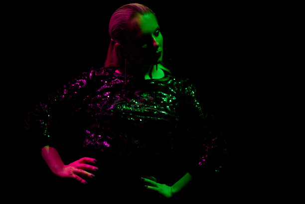 性感女孩穿着黑色的时尚照片在夜总会。夜店女郎霓虹概念。图片下载