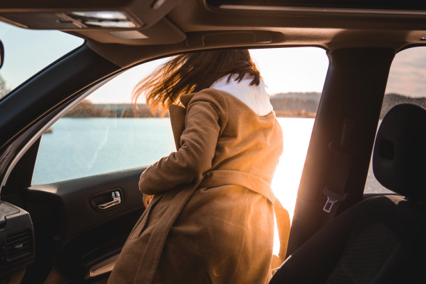 女人们在日落时从车里出来。停止湖附近图片下载