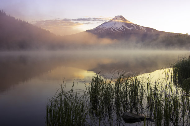 俄勒冈州的延龄湖和胡德山图片下载