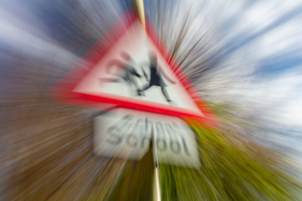 变焦突发模糊效果学校警告路标图片下载