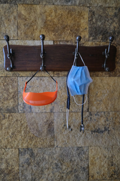 口罩或手术颌带，一个听诊器和一个悬挂的塑料面罩图片下载