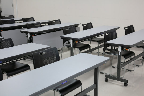 会议室，会议室，教室，办公室，配有白色投影仪板。图片下载