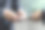 一个日本商人交换名片的特写镜头图片下载