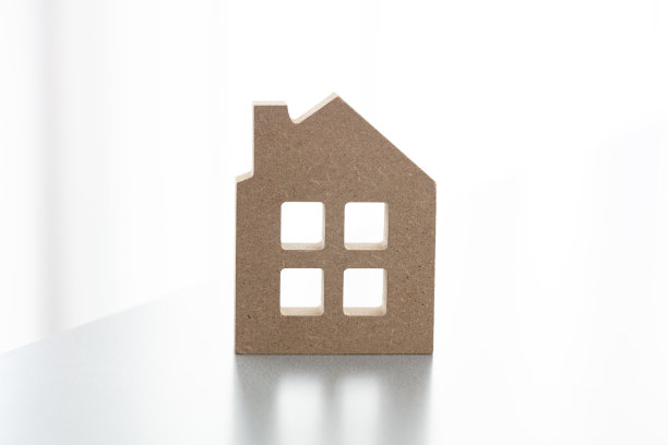 白色背景上的微型房子图片下载