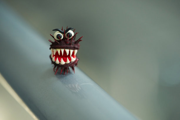 楼梯栏杆上的covid-19病毒图图片下载