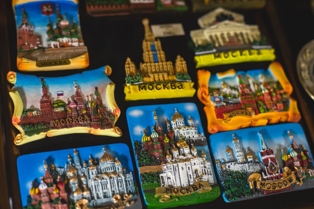 来自俄罗斯莫斯科的传统纪念品，红场上的当地纪念品商店里有写有“莫斯科”字样的冰箱贴、克里姆林宫和圣巴西里大教堂雕像图片下载