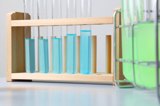 药学和化学主题。在研究实验室用溶液测试玻璃烧瓶。图片下载