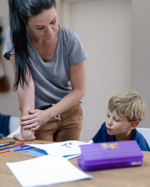 妈妈在家教她的孩子一些学校的练习图片下载