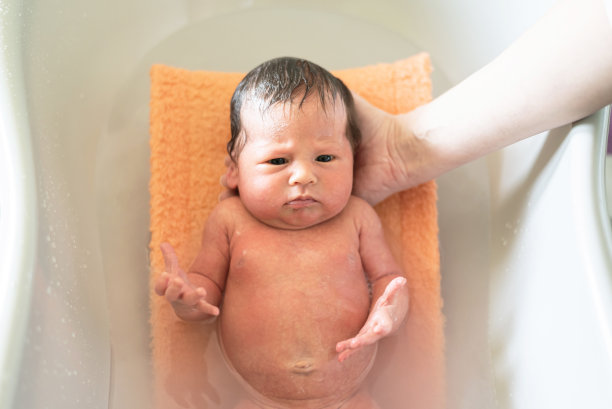 给宝宝洗澡图片下载