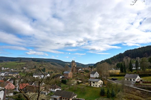 德国艾菲尔的风景照片与贝特达城堡在春天。图片下载