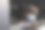 女孩从车窗里看出去，还戴着防护面具图片下载