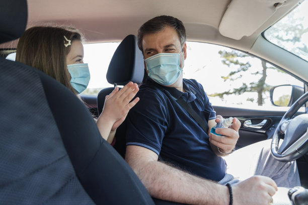 家人在乘车途中消毒双手图片下载