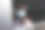 一个戴着医用口罩的小女孩坐在车后座上图片下载
