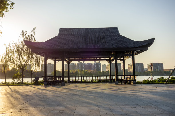 清晨的阳光照在公园的亭子上图片下载