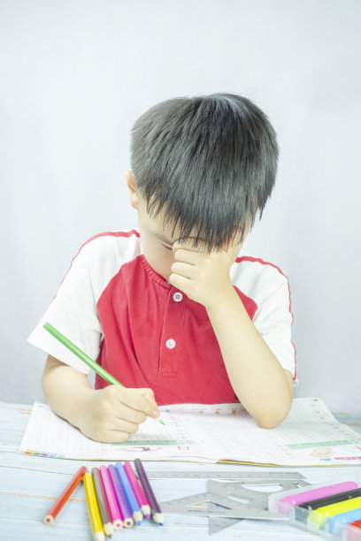 学生们蒙着头做作业图片下载