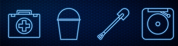 消防铲，急救箱，消防桶，警铃。砖墙上发光的霓虹灯图标。向量图片下载
