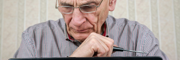 严肃的高级工程师在家看着坏了的黑色电视机修理图片下载