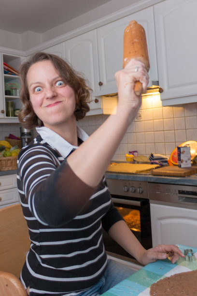 一个看起来很脏的女人下车用擀面杖打他图片下载