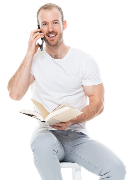 白人年轻男大学生，身穿衬衫，手持课本，使用手机，背景为白色图片下载