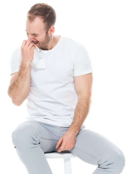 白人年轻男性穿着裤子站在白色背景前图片下载