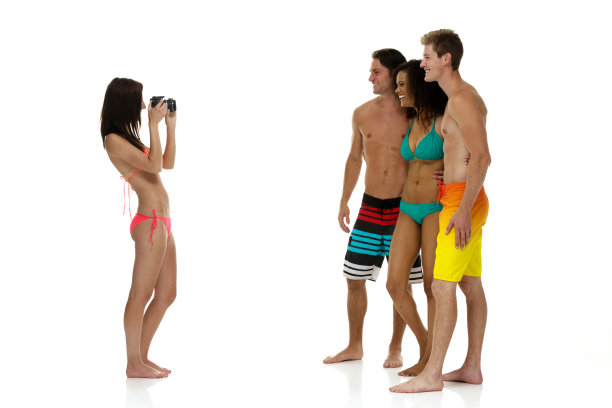 非裔美国女性摄影穿着比基尼和拿着相机图片下载