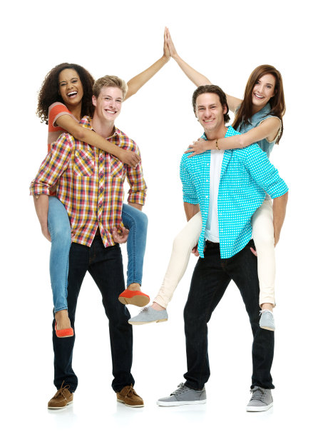 非洲女性潮人穿着牛仔裤在白色背景前做背驮式运动图片下载