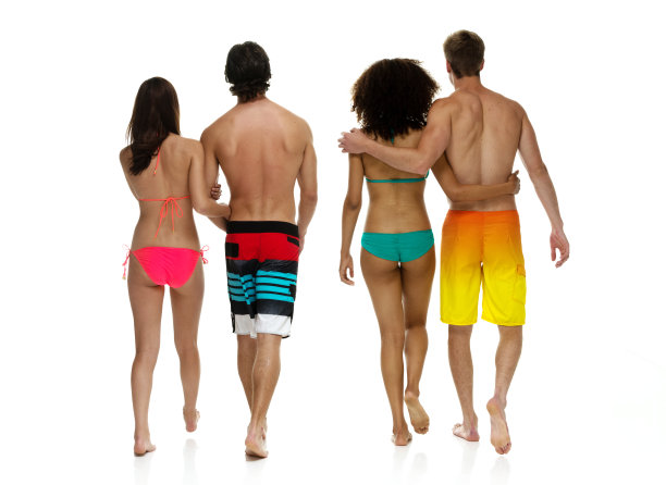 穿着泳衣走在白色背景前的白人男友潮人图片下载