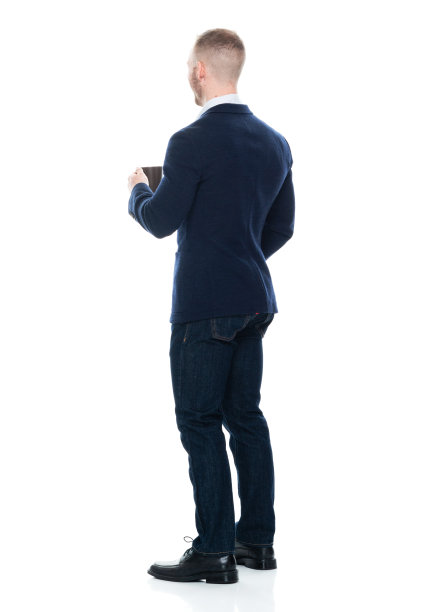 白人男性商务人士站在白色背景，穿着商务服装，拿着咖啡杯图片下载
