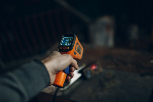 手持显示器的激光温度计。图片下载