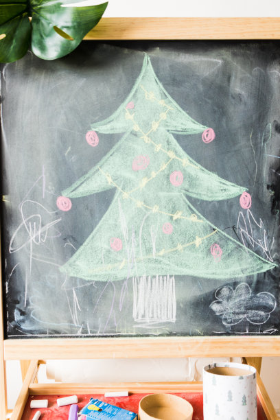 圣诞树上的雪球图片下载