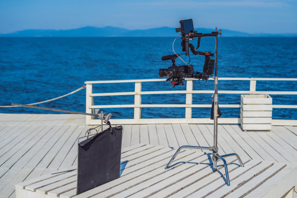 3轴摄影机稳定系统上的专业电影摄影机图片下载