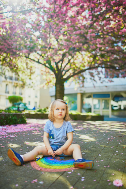 小女孩用彩色粉笔画彩虹图片下载