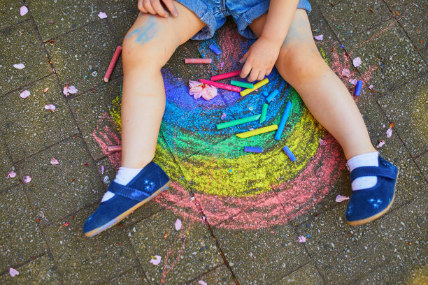 小女孩用彩色粉笔画彩虹图片下载