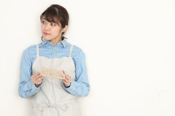 一幅孤立在白色背景上的亚洲女服务员的肖像图片下载